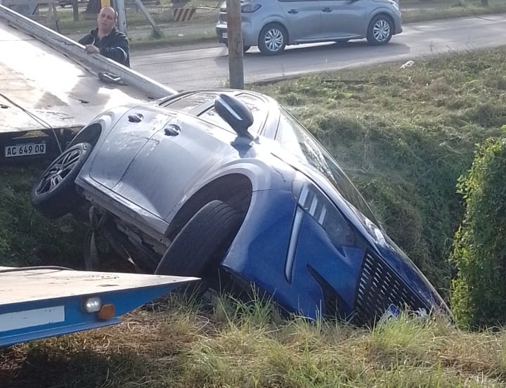 Automovilista pasado de copas cae a zanja en paso a nivel